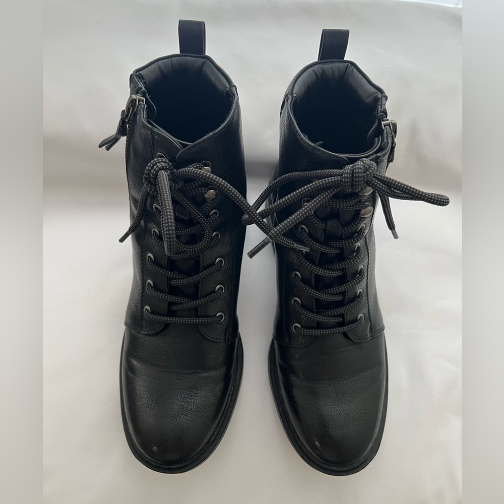 Baretraps Women’s Lace Up Bootie  Size 7M